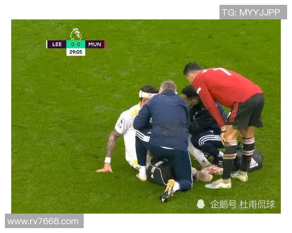 足球球星意外吓哭小孩引发球场温情一幕球迷暖心安慰